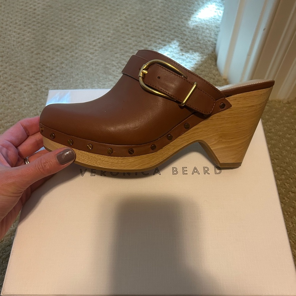 Veronica Beard brown 6.5 clogs! Brand new. Excellent condition, never worn!